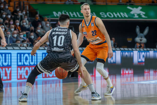 体育直击CBA：广厦122-94狂胜上海